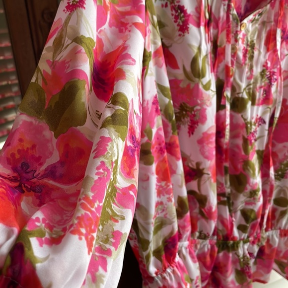 Jones New York beautiful floral blouse - Picture 2 of 6